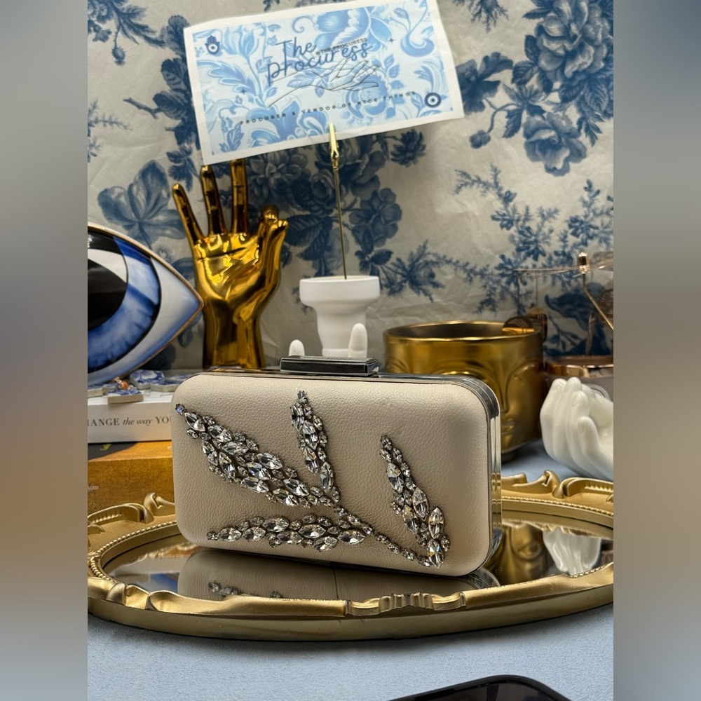 🆕 HENRI BENDEL 🧿 NWOT Ivory Leafy Crystal Embellished Clutch, with Chain Strap